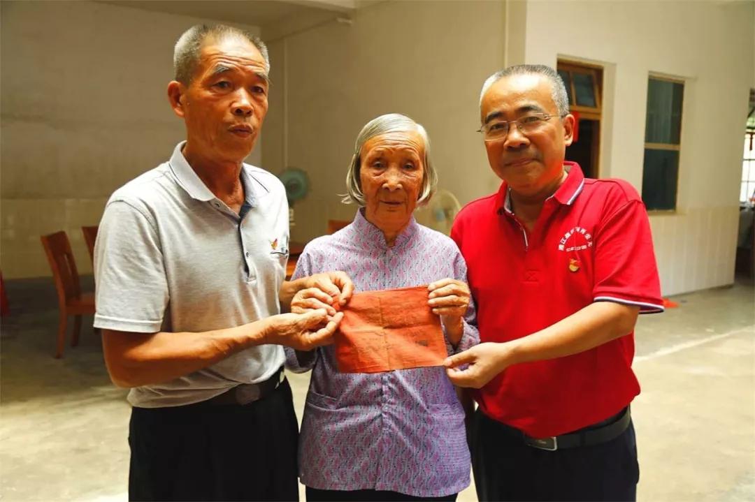 红星闪闪亮上杭县旧县烈士后代捐献红军团长李明辉的红袖章